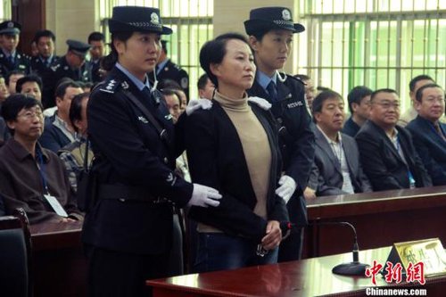 9月24日上午8時(shí)30分，陜西“房姐”龔愛(ài)愛(ài)涉嫌偽造、買(mǎi)賣(mài)國(guó)家機(jī)關(guān)證件一案，在陜西靖邊縣人民法院公開(kāi)