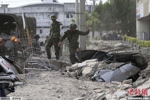 10月15日，菲律賓中部地區(qū)發(fā)生7.2級(jí)地震，災(zāi)情持續(xù)擴(kuò)大，菲官方稱地震已造成宿務(wù)、保和等省份數(shù)十人遇難，數(shù)百人受傷，大批建筑物受損。圖為菲律賓軍方在搜救被困者。