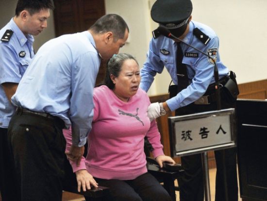 9月24日，在公訴人宣讀起訴書時，丁書苗因身體不停顫抖一度站立不穩(wěn)，被法警扶住