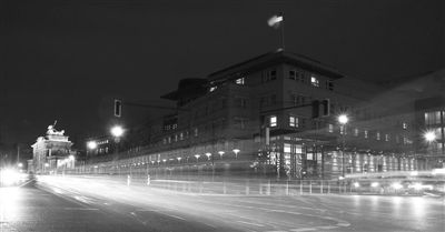 美國(guó)駐德國(guó)大使館夜景，這里被懷疑設(shè)有監(jiān)聽(tīng)站。