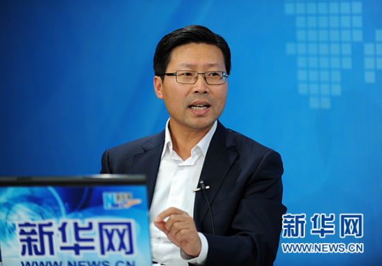 圖為嘉賓與主持人交談。新華網(wǎng) 陳競(jìng)超 攝