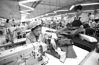 12月19日，朝鮮工人在開城工業(yè)園區(qū)工作。當日，由二十國集團（G20）的經(jīng)濟官員、國際金融組織相關(guān)負責人以及各國記者等組成的國際代表團訪問工業(yè)園區(qū)。今年4月朝鮮單方面關(guān)閉開城工業(yè)園，9月才宣布重開。新華社發(fā)