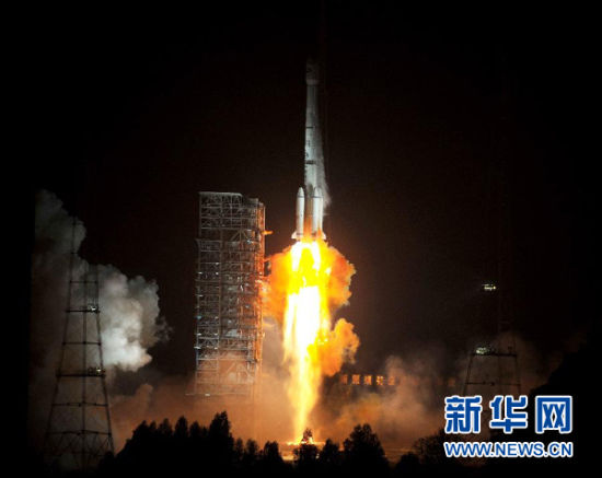 12月21日,載有玻利維亞通信衛(wèi)星的長征三號(hào)乙運(yùn)載火箭點(diǎn)火發(fā)射。當(dāng)日零時(shí)42分,我國在西昌衛(wèi)星發(fā)射中心用長征三號(hào)乙運(yùn)載火箭,成功將玻利維亞通信衛(wèi)星發(fā)射升空,衛(wèi)星順利進(jìn)入預(yù)定軌道。玻利維亞通信衛(wèi)星是該國擁有的第一顆衛(wèi)星。新華社記者 燕雁 攝
