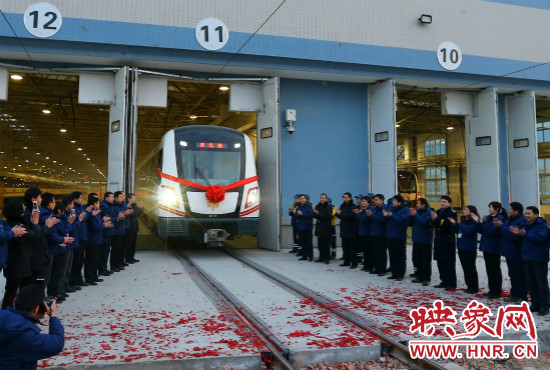 12月28日早上7點(diǎn)39分，編號(hào)為0111的列車駛出鄭東車輛段開往市體育中心站