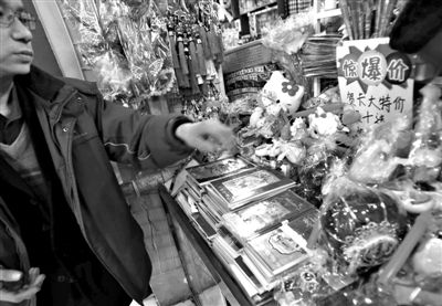 12月27日，世紀天鼎購物廣場的一位商戶表示，今年的賀卡明顯沒有前幾年好賣。新京報記者 王貴彬 攝