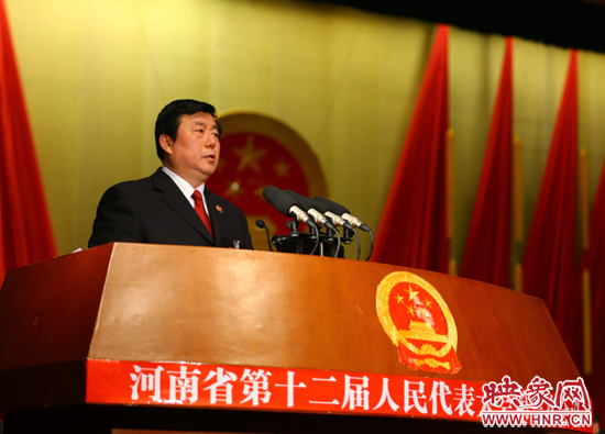 省人民檢察院檢察長(zhǎng)蔡寧向大會(huì)作工作報(bào)告。