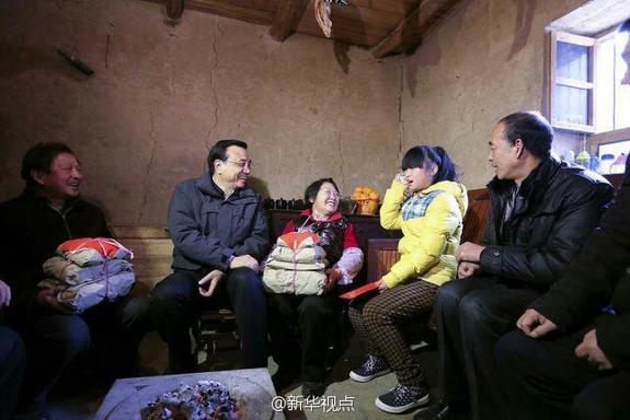 27日，李克強(qiáng)到安康旬陽(yáng)金坡村看望留守兒童。