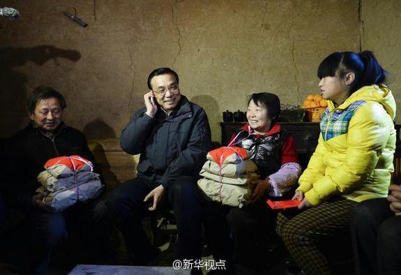 27日，李克強(qiáng)到安康旬陽(yáng)金坡村看望留守兒童。