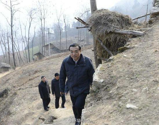 27日，李克強(qiáng)到安康旬陽(yáng)金坡村看望留守兒童。