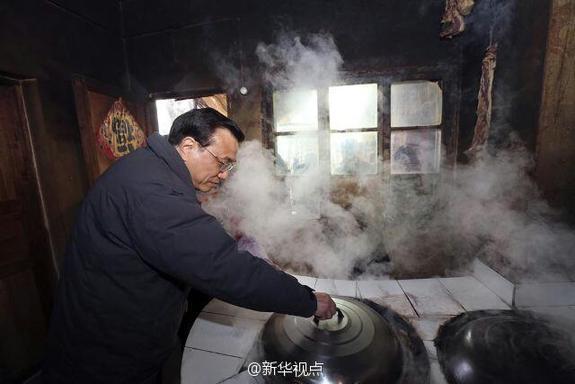 27日，李克強(qiáng)到安康旬陽(yáng)金坡村看望留守兒童。