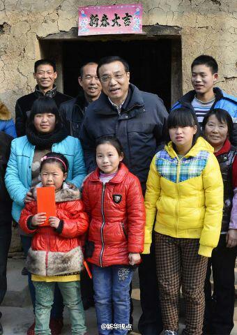 27日，李克強(qiáng)到安康旬陽(yáng)金坡村看望留守兒童。