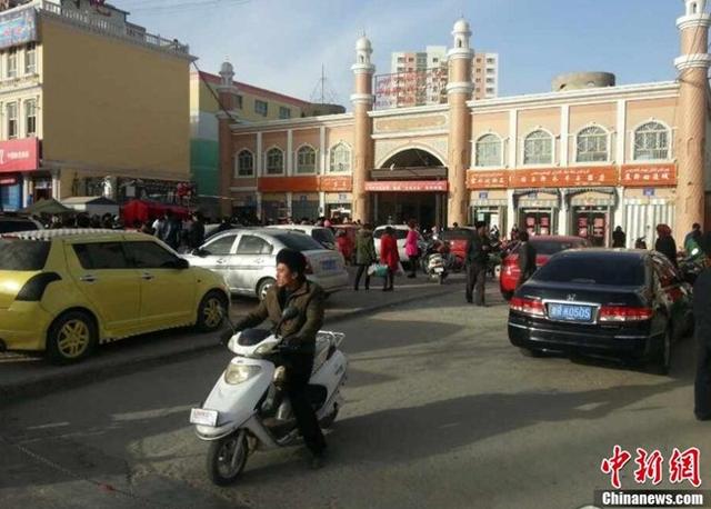 新疆和田7.3級地震 民眾駐足不愿回家 新疆和田7.3級地震 民眾駐足不愿回家