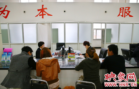 在陽光大廈一樓大廳內，分布著人社局、民政局等與群眾利益相關的民生服務窗口。