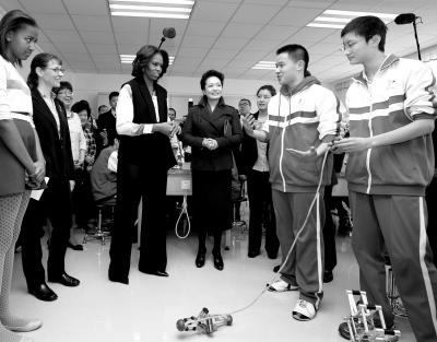 昨天上午，彭麗媛與米歇爾共同參觀北師大二附中，觀看學生們演示自己設計制作的幾何機器人。