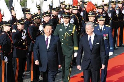 30日，習(xí)近平在會見比利時國王菲利普前，出席菲利普國王在王宮廣場舉行的隆重歡迎儀式。新華社發(fā)