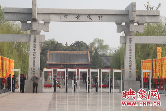 大典入口安檢嚴(yán)格。