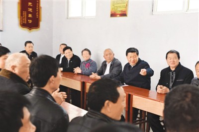 3月17日，習近平在河南省蘭考縣東壩頭鄉(xiāng)張莊村村委會與干部群眾座談，聽取意見和建議。