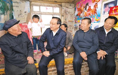 3月27日，李克強在內(nèi)蒙古自治區(qū)翁牛特旗橋頭鎮(zhèn)太平莊村看望貧困戶。