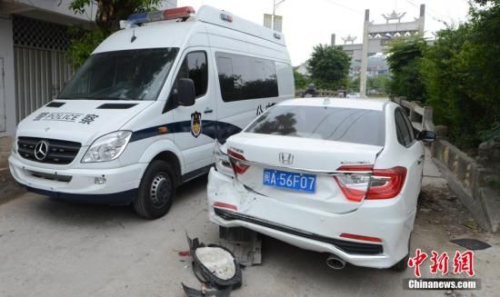  4月28日，福建省福州市閩侯縣發(fā)生一起惡性駕車(chē)撞人事件，圖為被撞車(chē)輛損毀嚴(yán)重。經(jīng)初查，該肇事男子叫林某新（漢族，37歲，福州長(zhǎng)樂(lè)人），因婚姻問(wèn)題，情緒失控，駕車(chē)從閩侯縣青口鎮(zhèn)往尚干鎮(zhèn)方向，沿奔馳大道行駛，連續(xù)撞人。中新社發(fā) 劉可耕 攝