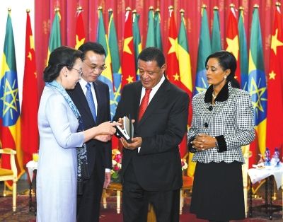 李克強總理與夫人程虹當(dāng)?shù)貢r間6日上午同埃塞總統(tǒng)穆拉圖夫婦在國家宮會見。會見后，程虹將自己的著作和譯著贈送給姆拉圖總統(tǒng)夫婦。