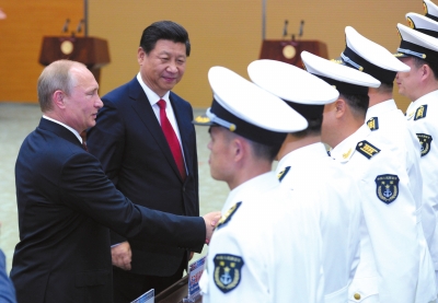 習(xí)近平與普京共同出席中俄聯(lián)合軍演開幕式。