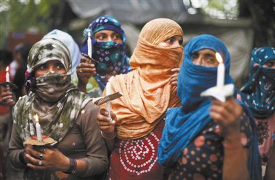 印度民眾舉行紀(jì)念儀式，悼念在強(qiáng)奸案中遇害的兩名少女。