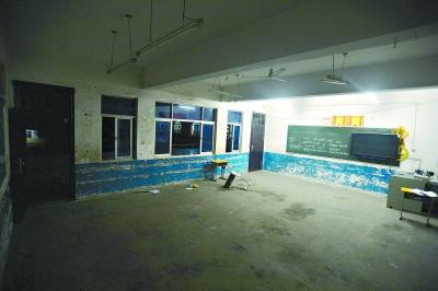 　　昨晚10時，事發(fā)教室里的書桌幾乎被搬空，一個損壞的書桌倒在地上