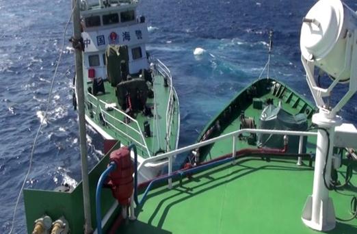 越南拍攝的中國(guó)??樟α孔o(hù)衛(wèi)981鉆井平臺(tái)。 越南拍攝的中國(guó)海空力量護(hù)衛(wèi)981鉆井平臺(tái)。