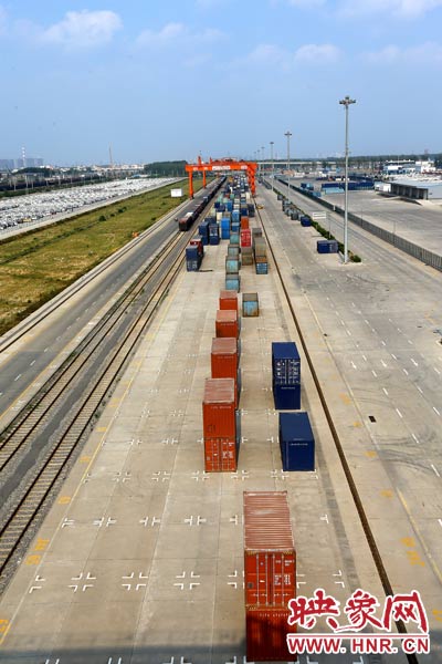 深處中原腹地的鄭州卻提出了一個響亮的口號，要打造成為中西部地區(qū)對外貿易的“無水港”。