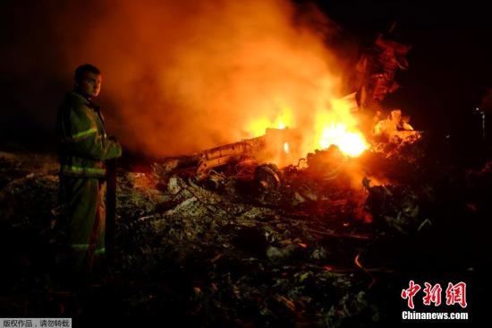 圖為馬航波音777客機在頓涅茨克地區(qū)墜毀的現(xiàn)場。