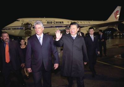 21日晚,習(xí)近平乘坐的專機(jī)抵達(dá)哈瓦那何塞·馬蒂國際機(jī)場。古巴國務(wù)委員會(huì)第一副主席兼部長會(huì)議第一副主席