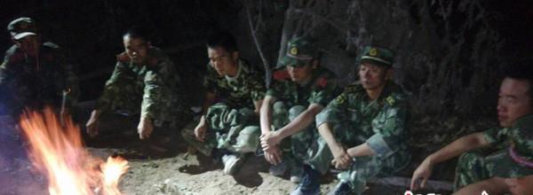 8月5日晚，受困官兵等待天亮以后的救援。