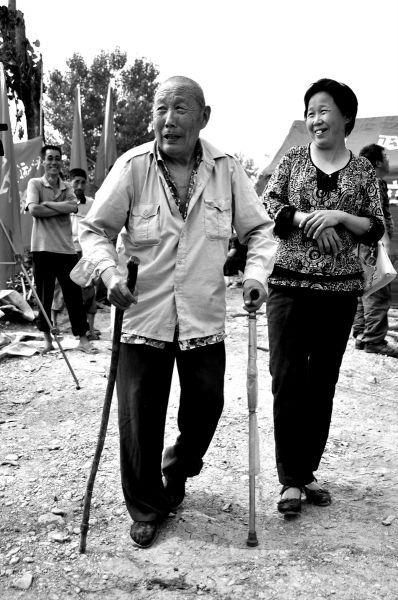 2011年6月26日，何兆勝在三女兒的陪伴下漫步在搬遷現(xiàn)場。