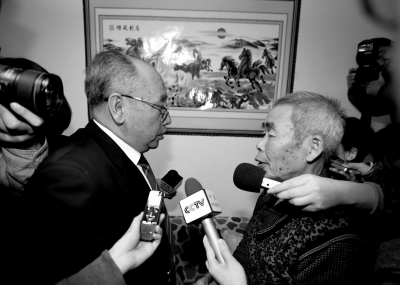 15日，內(nèi)蒙古高院副院長(zhǎng)趙建平（左）帶隊(duì)向呼格吉勒?qǐng)D父母送達(dá)再審法律文書。