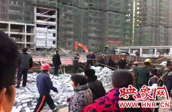 圖為事故現(xiàn)場情況，當(dāng)?shù)厝罕姽﹫D。