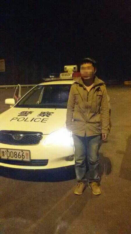 男子被父親拋棄后，在高速交警的幫助下才得以回家。