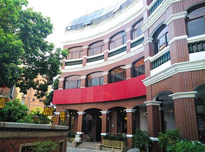 泉州多名干部稱，2010年下半年，徐鋼每周至少三天的下午在這幢建筑的地下酒窖。