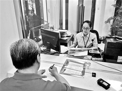 昨天，第一位行政案件立案者冀先生在立案大廳窗口前立案