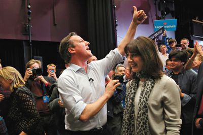 4日，英國巴斯，卡梅倫和妻子薩曼莎到一所女子學校助選。英國大選前夕，主要政黨的領袖們紛紛派妻子去拉選票。