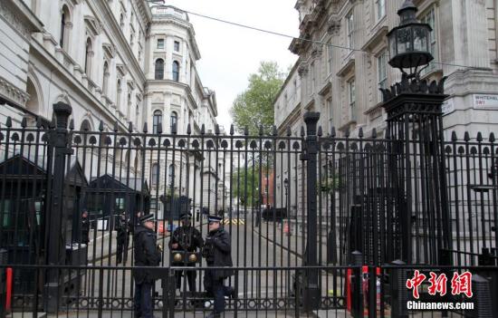 5月7日，英國(guó)舉行大選，英國(guó)首相府所在地唐寧街10號(hào)加強(qiáng)安保。民調(diào)顯示，英國(guó)兩大政黨保守黨和工黨的支持率不相上下，此次大選被稱為英國(guó)近40年來(lái)最難預(yù)測(cè)結(jié)果的一次大選。<a target='_blank' ><p  align=