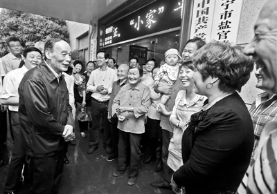 5月8日，王岐山與海寧市鹽官鎮(zhèn)桃園村黨委班子成員、老黨員和群眾親切交流供圖/新華社