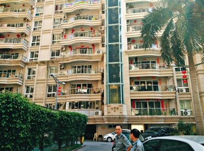 泉州鬧市區(qū)刺桐路上一小區(qū)。5月5日凌晨，泉州安監(jiān)局調(diào)研員謝清平在7號(hào)樓自殺。