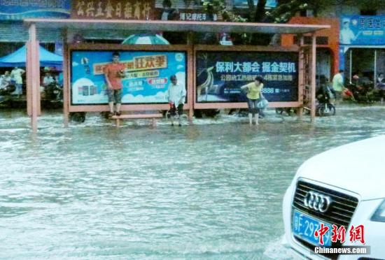 圖為暴雨持續(xù)兩小時(shí)，韶關(guān)市區(qū)又變“水城”。陳惠賢 攝