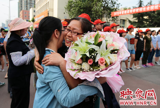 考試結(jié)束，考生與家長深情的擁抱