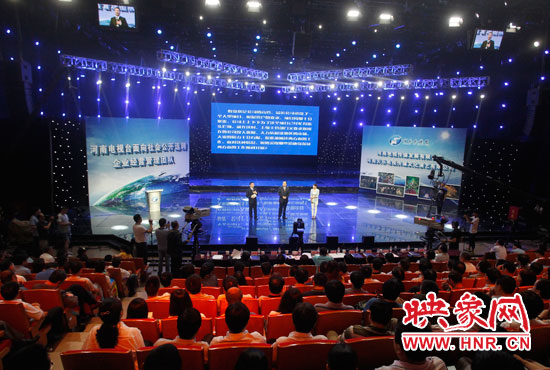 16日上午，河南電視臺1500平米演播廳內(nèi)座無虛席。