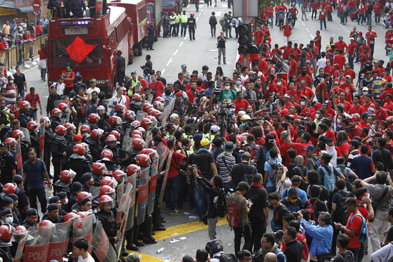 警方與示威者對峙 警方與示威者對峙