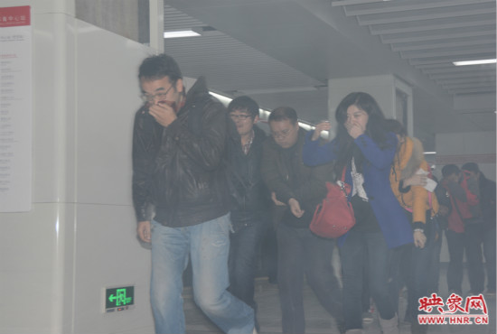 演習(xí)中，地鐵乘客從地鐵車廂中跑出。