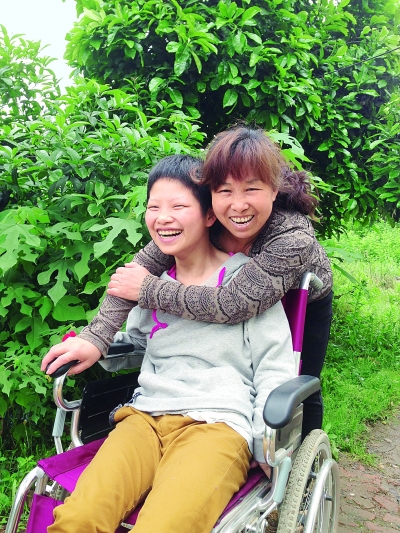 黃揚(yáng)和母親許秀梅在陽(yáng)光下好開(kāi)心。（黃珊攝）