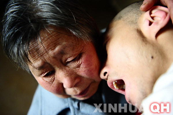 3月29日，母親邵秀景（左）同楊林在一起。