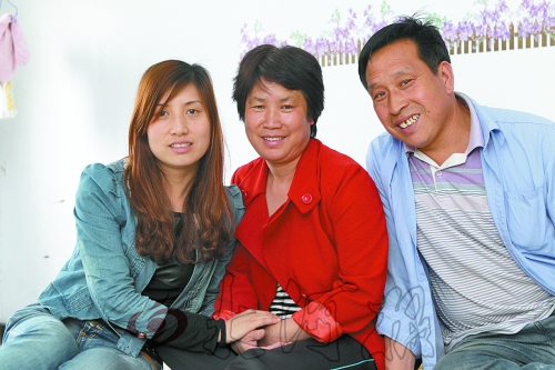 牛松玲（圖中）、郭新成夫妻和女兒